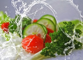 Normal_gezond_eten__sla__tomaatjes__water__peterselie